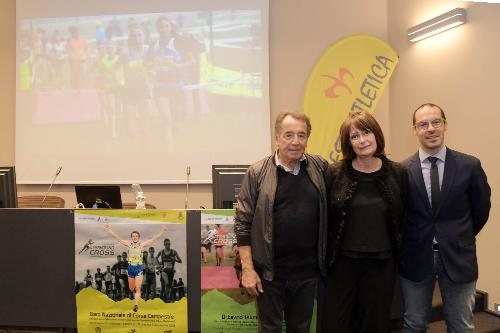 L'assessore regionale Alessia Rosolen, il vice presidente regionale del Coni, Francesco Cipolla, e il presidente dell'Asd Trieste Atletica, Omar Fanciullo, alla presentazione della Carsolina Cross 2018.